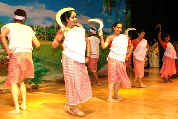 2007 onam dance koythu pattu.JPG
